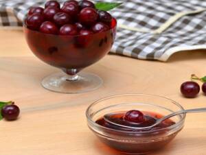 Learn how to can cherries to serve as dessert