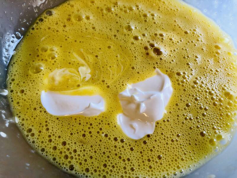 Beaten eggs with oil, sour cream and vanilla in a bowl.